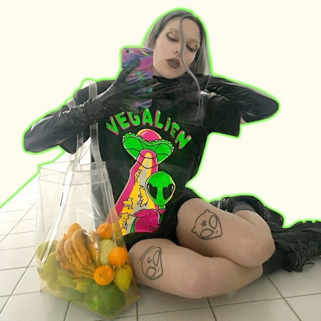 Remera Vegalien (We Are Friends) thumbnail 3