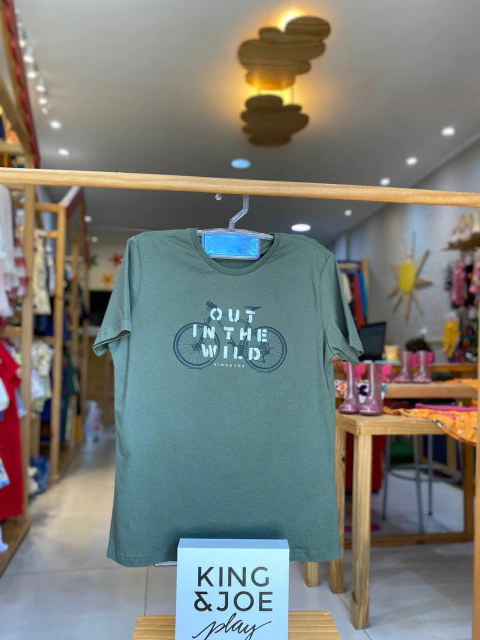 CAMISETA ESTAMPADA LOGOMANIA VERDE MONGOLIA - comprar online