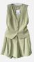 Conjunto feminino, duas peças, colete, short, alfaiataria, com botões, em crepe kali, social, sem mangas, monocromático, uma cor só, não amassa. Cor verde. Tamanhos P, M, G e GG, 36, 38, 40, 42, 44 e 46.