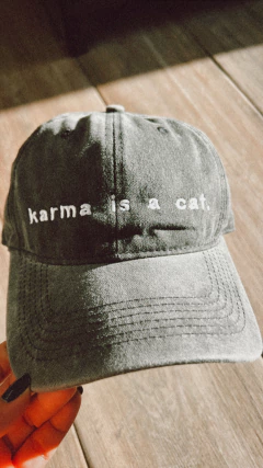 GORRA - karma is a cat. en internet