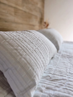 SET 4 ESTACIONES SUPER KING (ACOLCHADO + 2 FUNDAS DE ALMOHADON) - OFF WHITE en internet