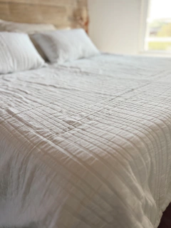 SET 4 ESTACIONES QUEEN (ACOLCHADO + 2 FUNDAS DE ALMOHADON) - OFF WHITE - tienda online
