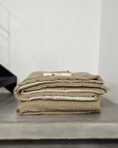 Imagen de SET 4 ESTACIONES SUPER KING (ACOLCHADO + 2 FUNDAS DE ALMOHADON) - TOSTADO