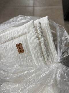 SET 4 ESTACIONES QUEEN (ACOLCHADO + 2 FUNDAS DE ALMOHADON) - OFF WHITE en internet
