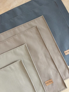 Imagen de Alfombra Gris para Comedero & Bebedero