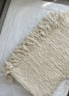 Imagen de ALFOMBRA HINDU CRUDO -120x65cm - FINAL SALE!