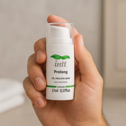 Produto Prolong Gel Prolongador de Ereção da marca intt em embalagem branca de 17ml sendo segurado por uma mão masculina