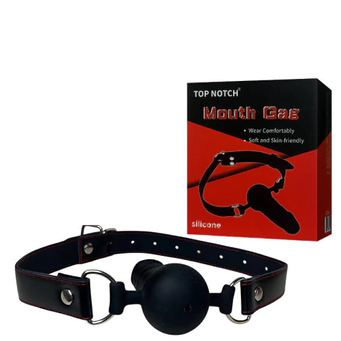 Mordaça preta com pênis realístico em silicone e ajuste com fivela ao lado da embalagem vermelha e preta