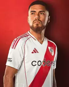NUEVA CAMISETA TITULAR 2024/2025 DE RIVER + NUEVA CAMISETA ALTERNATIVA DE REGALO - tienda online