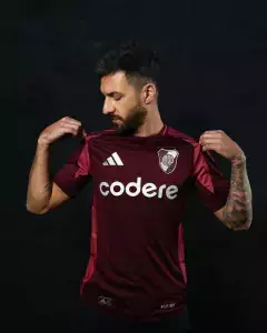 Imagen de NUEVA CAMISETA TITULAR 2024/2025 DE RIVER + NUEVA CAMISETA ALTERNATIVA DE REGALO
