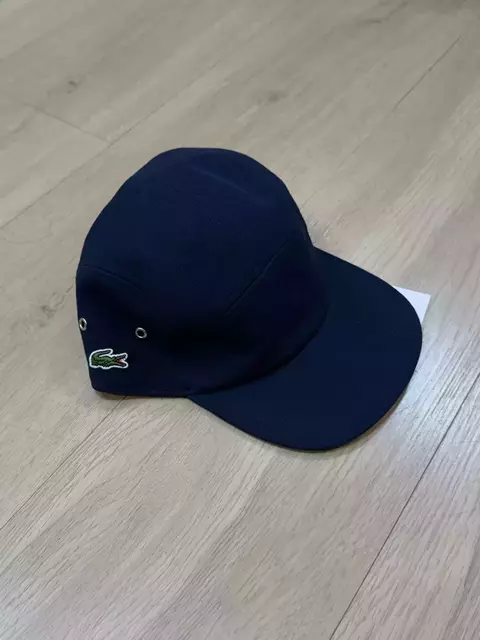 BONÉ LACOSTE FIVE PANEL (azul marinho)