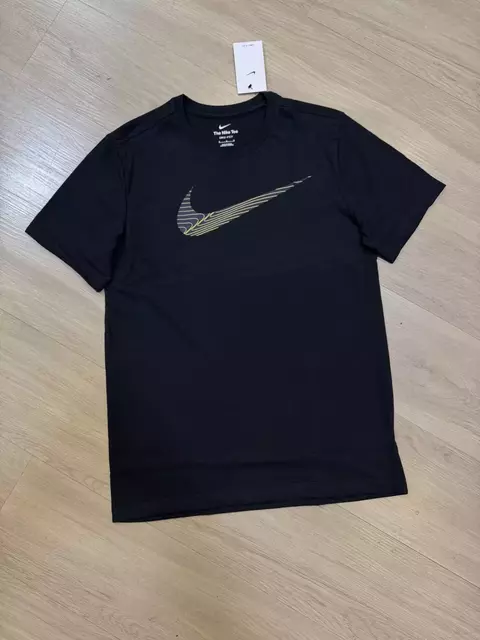 CAMISETA NIKE SWOOSH (preta)