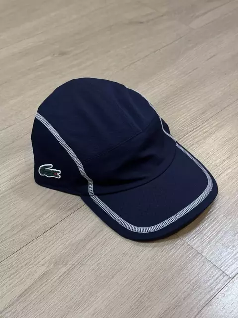 BONÉ LACOSTE SPORT LISTRA (azul marinho)