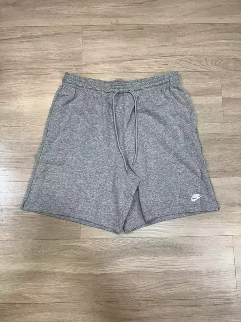 BERMUDA NIKE CLUB (cinza)