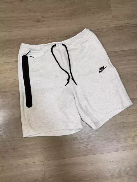 BERMUDA NIKE TECH FLEECE (branca)