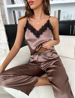Conjunto de pijama con camiseta de satén con encaje en contraste y pantalones - comprar en línea