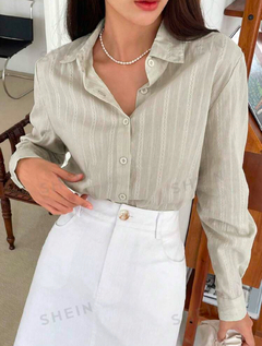 Camisa unicolor con botón delantero - tienda en línea