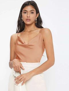 Blusa top de tirantes con cuello desbocado en internet