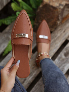 Zapatos planos de mujeres elegante con cómodo marrón mule con con diseño metálico con de punta - comprar en línea