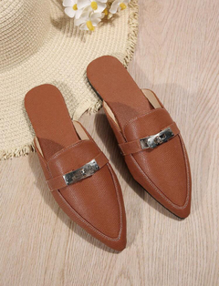 Zapatos planos de mujeres elegante con cómodo marrón mule con con diseño metálico con de punta