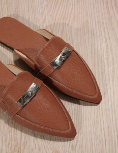 Zapatos planos de mujeres elegante con cómodo marrón mule con con diseño metálico con de punta en internet