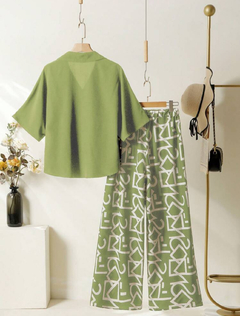 SHEIN JORESS Conjunto de dos piezas de blusa con mangas murciélago y cuello en V y pantalones estampados en internet