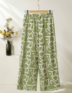 SHEIN JORESS Conjunto de dos piezas de blusa con mangas murciélago y cuello en V y pantalones estampados - tienda en línea