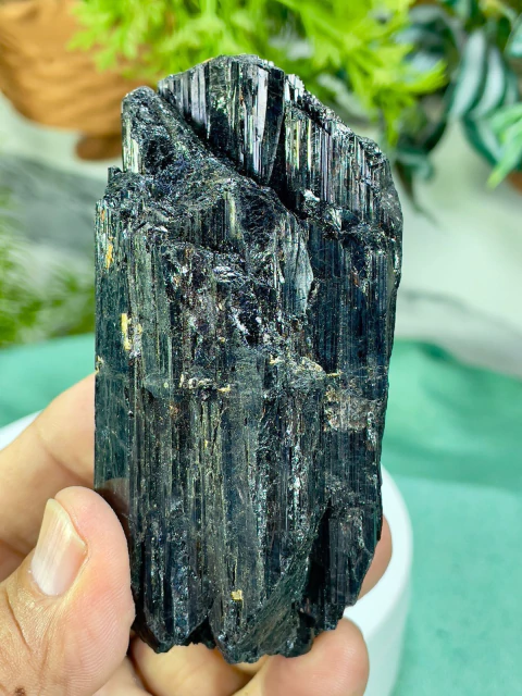 Turmalina Negra Natural e Bruta – Energia e Proteção - comprar online