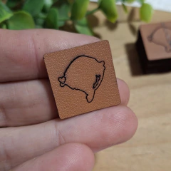 10 ETIQUETAS SINTÉTICAS QUADRADA 2 CM ARTE RISCADA - comprar online