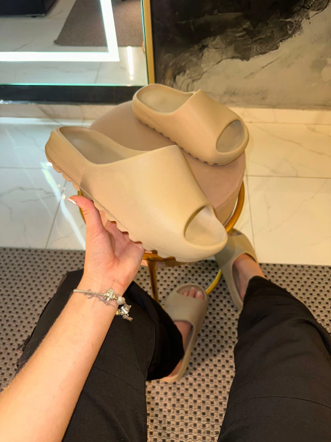 Nuvem Yeezy Bege - comprar online