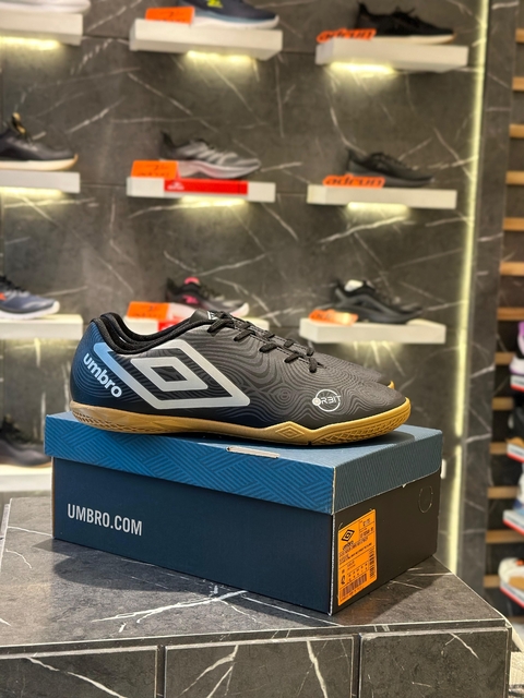 Chuteira Futsal Umbro Orbit - Preto/Cinza/Branco (Original)
