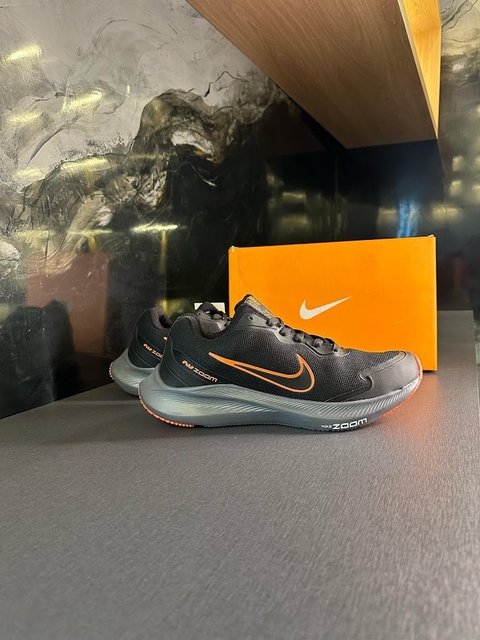 Tênis Air Zoom 04 Preto Laranja - comprar online