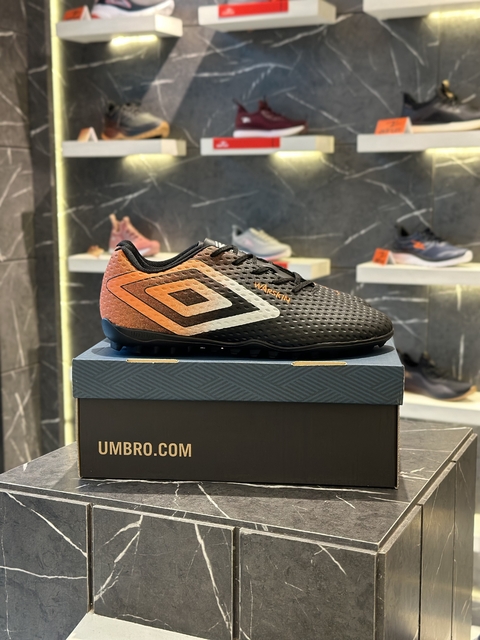 Chuteira Society Umbro Warskin - Preto/Laranja/Branco (Original)