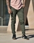 jogger estructura bolsillo chino color verde militar - comprar online