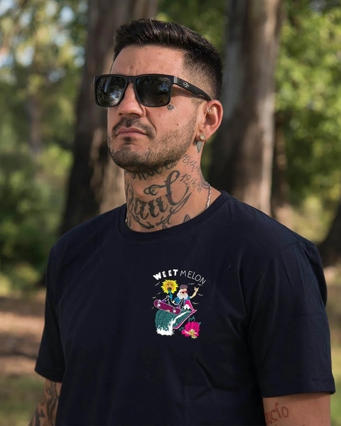 Remera Regular fit color black diseño surfing
