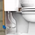 Engate instalado | Alt: Engate flexível trançado em inox de 40cm com rosca 1/2 polegada macho e fêmea instalado na conexão hidráulica de vaso sanitário.