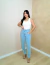 Calça jeans mom Trina na internet
