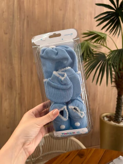 Kit Gorro Luva e Sapatinho em Tricot Pimpolho Azul Sky com Bordas Brancas na internet