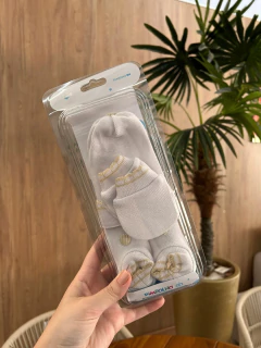 Kit Gorro Luva e Sapatinho em Tricot Pimpolho Branco com Bege Quadriculado na internet