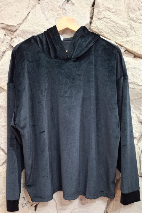 BUZO NEGRO CON CAPUCHA (I-24-BUZOS-0289)