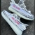 TENIS YEEZY - Preto Branco e Vermelho na internet