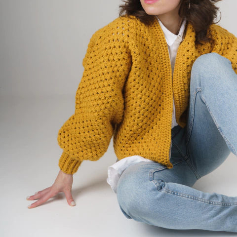 Cardigan tejido a mano mostaza
