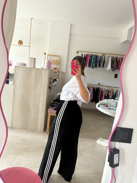 PALAZO ADIDAS NEGRO CON LÍNEAS BLANCAS - comprar online