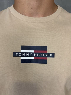 CAMISETA ESTAMPADA TOMMY HILFIGER na internet
