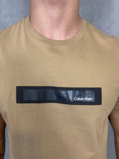 CAMISETA ESTAMPADA CALVIN KLEIN na internet