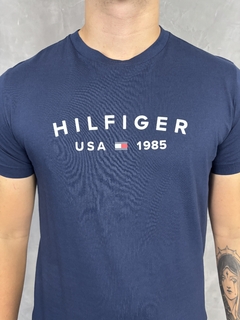 CAMISETA ESTAMPADA TOMMY HILFIGER na internet