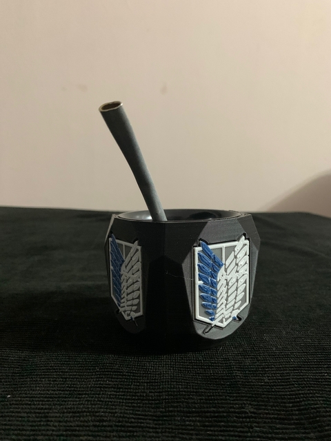 MATE ATTACK ON TITAN + BOMBILLA