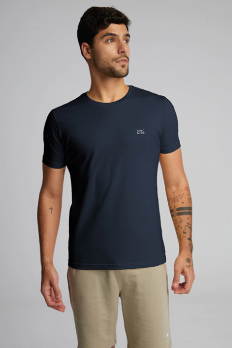 CAMISETA KING&JOE BASICA MARINHO BORD. BANDEIRA