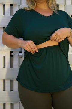 Camiseta amamentação plus size gola em V com abertura na internet