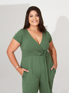 Macacão plus size gestante e amamentação com laço manga princesa possui forro